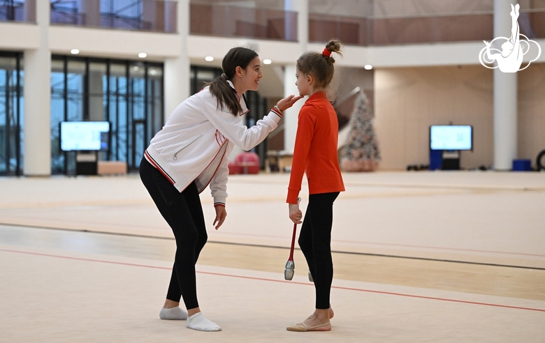 Тренер Елизавета Чернова и Алиса Шунина во время просмотра в Академии