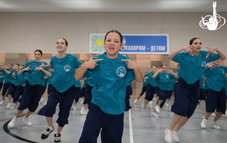 Alla Dukhova's dance studio TODES intensive course participants during a flash mob