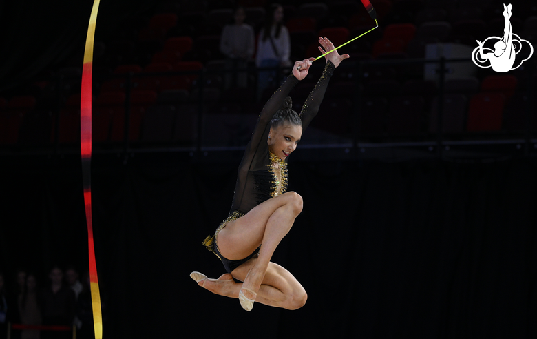 Арина Ковшова во время упражнения с лентой