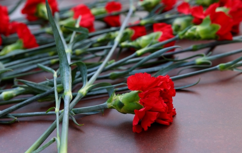 Alina Kabaeva and schoolchildren honor the memory of young heroes of the Great Patriotic War