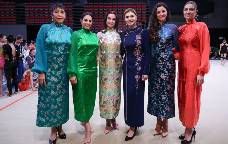 17 ноября 2025 года. Олимпийские чемпионки Лори Фанг, Линой Ашрам, Юлия Барсукова, Алина Кабаева, Александра Тимошенко и Евгения Канаева на международном турнире «Кубок "Небесная грация"» и Beijing Top Open — 2025