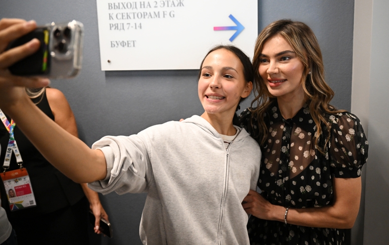 23 августа 2026 года. Олимпийская чемпионка Алина Кабаева с болельщицей на Спартакиаде народов России в Екатеринбурге