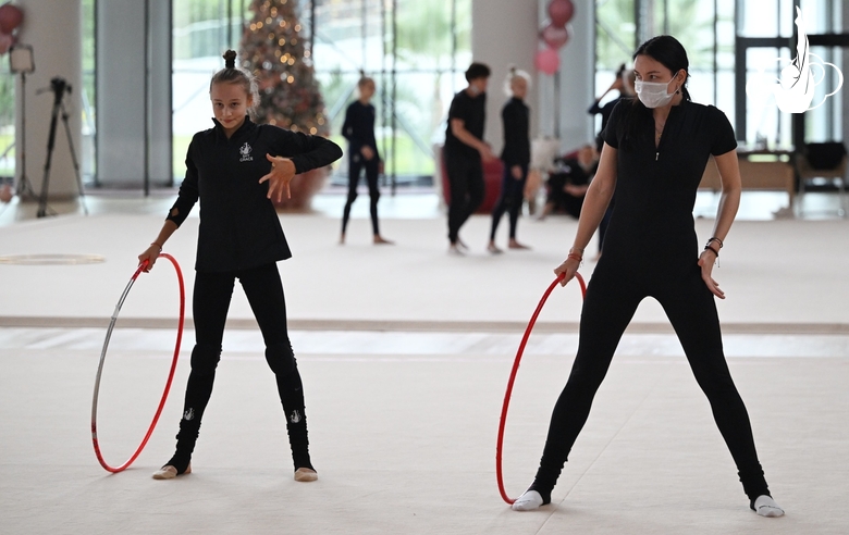 Хореограф Наталья Белугина во время работы с Яной Заикиной над новой программой с обручем