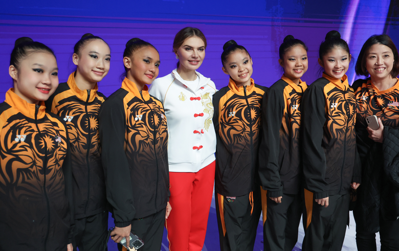 17 ноября 2025 года. Олимпийская чемпионка Алина Кабаева с гимнастками и тренером из Малайзии на международном турнире «Кубок "Небесная грация"» и Beijing Top Open — 2025