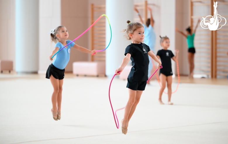 Юные гимнастки во время тренировки