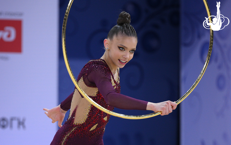 Арина Ковшова во время упражнения с обручем