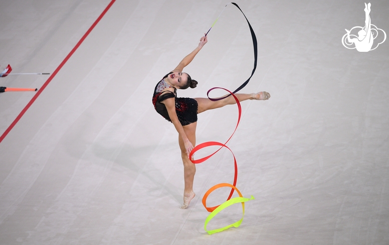 Милена Щенятская во время упражнения с лентой