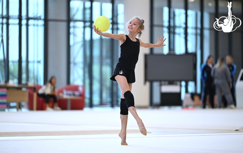 Вероника Малинина во время тренировки перед всероссийскими соревнованиями «Юные гимнастки»