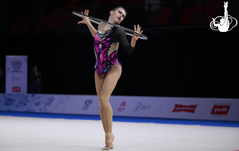 Екатерина Сазонова во время упражнения с обручем