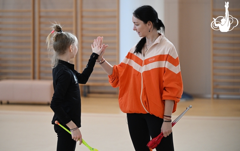 Хореограф Наталья Белугина и Ева Кононова во время тренировки