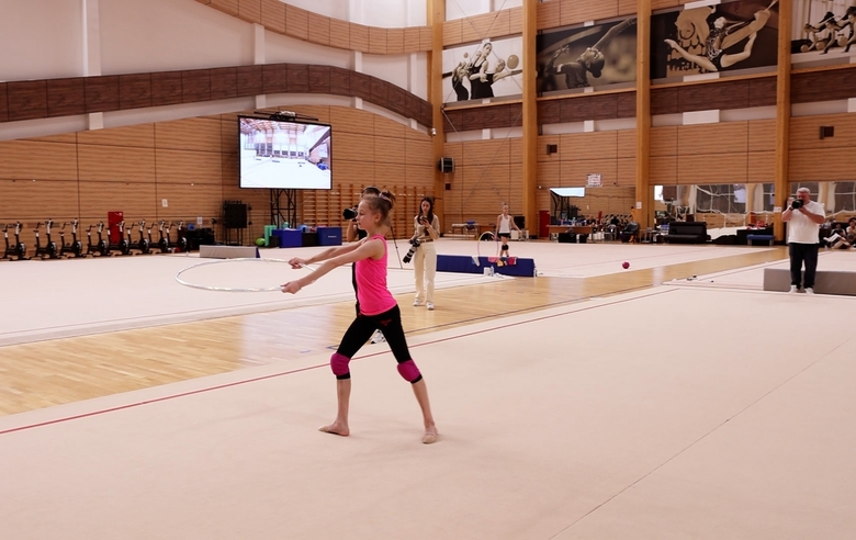 While working with Sofia Dubrovina from the Yaroslavl Region, Alina Kabaeva analyzed the planche turn