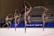 Групповички во время упражнения с обручами