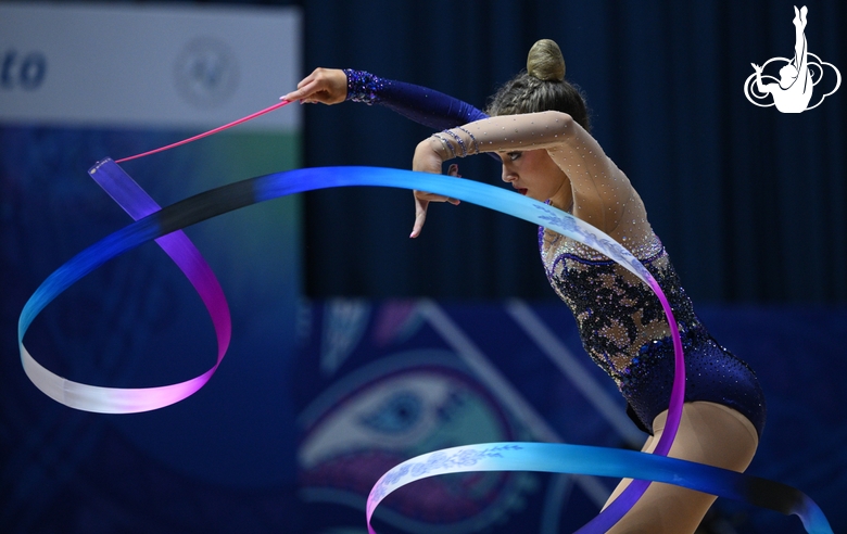 Liliana Lewinska during an exercise with a ribbon