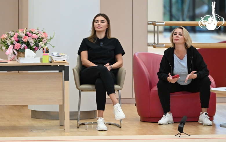 Олимпийская чемпионка Алина Кабаева и тренер Ирина Гусарова во время тренировки в Академии