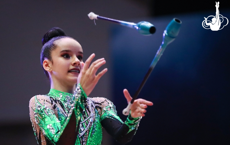 Isabella Rojas (Cuba) during the exercise with clubs