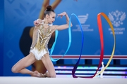 Дарья Веренич во время упражнения с лентой