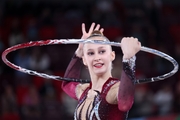 Алина Речкина во время упражнения с обручем