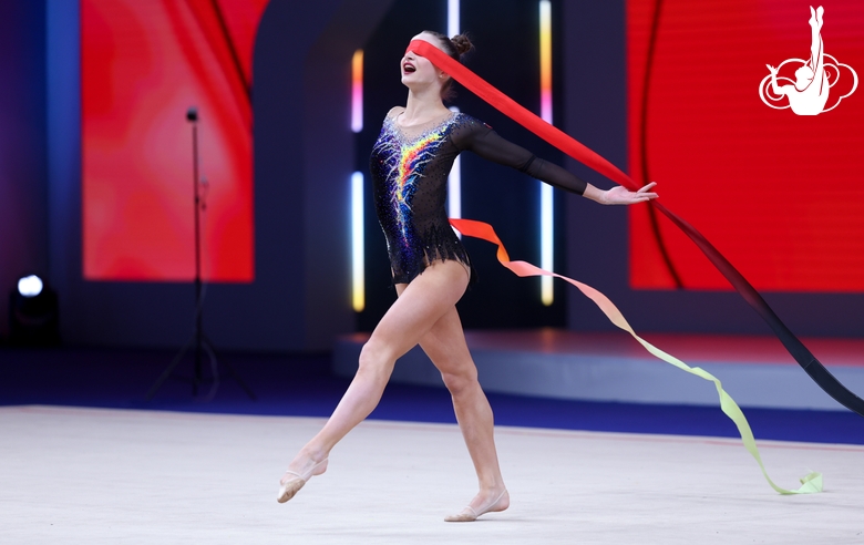 Milena Shchenyatskaya during the ribbon exercise