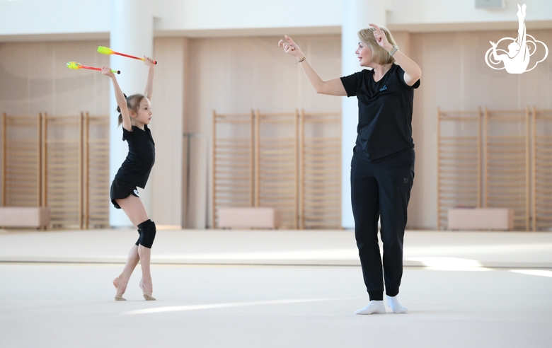 Вероника Малинина и тренер Ирина Гусарова во время тренировки в Академии