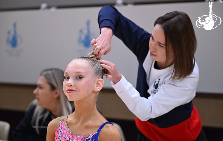 Ева Кононова и тренер Ольга Минигалина во время контрольной тренировки перед международным турниром «Кубок "Небесная грация"» и Beijing Top Open — 2025