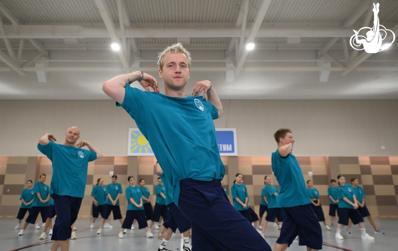 Alla Dukhova's dance studio TODES intensive course participants during a flash mob