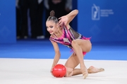 Ксения Савинова во время упражнения с мячом