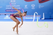 Яна Заикина во время упражнения с лентой