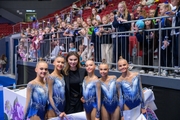 Олимпийская чемпионка Алина Кабаева с групповичками Академии и болельщиками