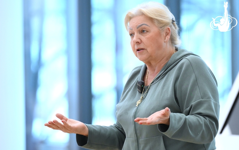 Заслуженный тренер России Инна Быстрова на занятии с групповичками Академии