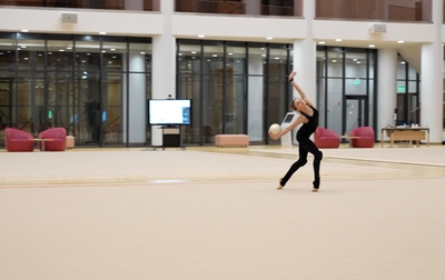 Олимпийская чемпионка Алина Кабаева подсказывает Арине Ковшовой, как удержать темп в программе с мячом