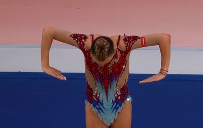 Алиса Медведева из России демонстрирует уверенность в каждом движении!