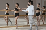 Gymnasts from China with the coach during the choreography session