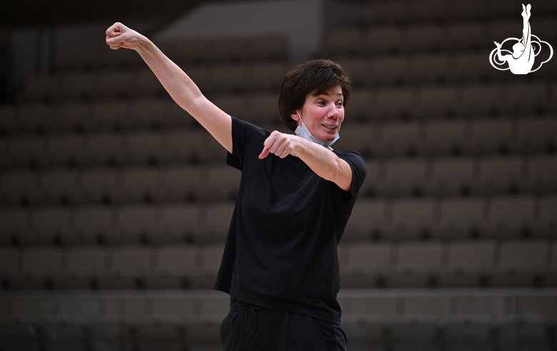 Хореограф фестиваля «Алина» Ирина Зеновка во время работы с групповичками Академии над программой с обручами и булавами