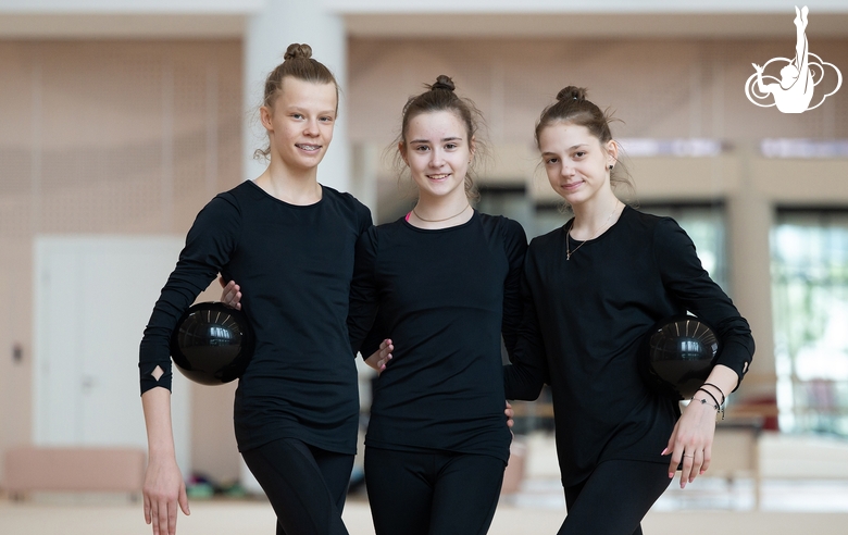 Алена Селиверстова, Дарья Мельник и Арина Лысенко во время просмотра в команду групповых упражнений Академии