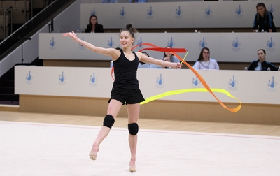 Alina Kabaeva and coach Laura Acosta from Mexico give advice to Masha Borisova on improving her artistry