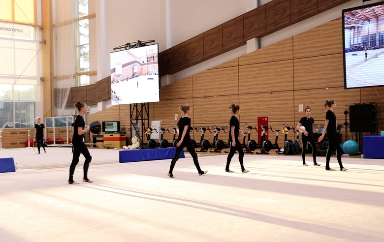 Alina Kabaeva shows the Russian national group team from St. Petersburg how to transition immediately into an exchange right after catching the ball