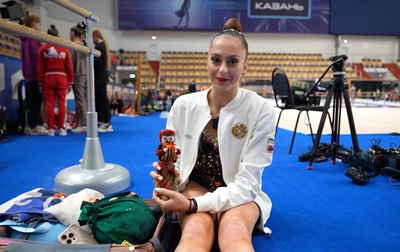 What a gymnast takes with her when she travels to a major tournament?