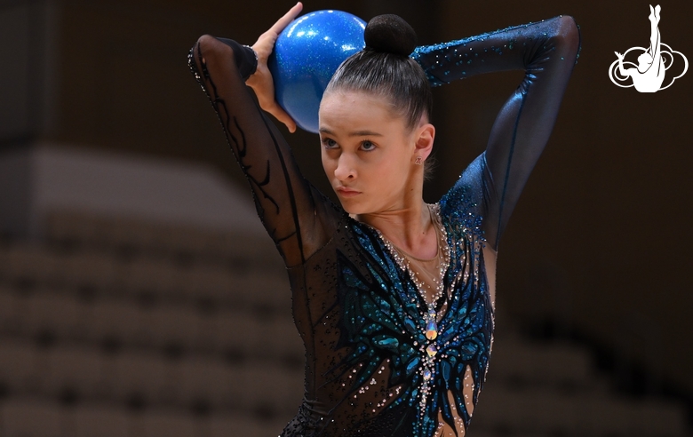 Яна Сакович во время упражнения с мячом