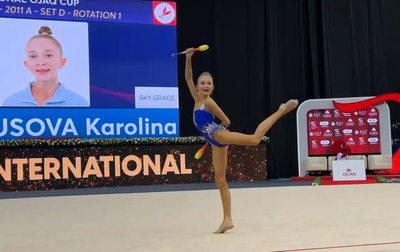 Karolina Pakhtusova performs with clubs at the Ojaq tournament