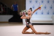 Полина Семенова во время упражнения с булавами