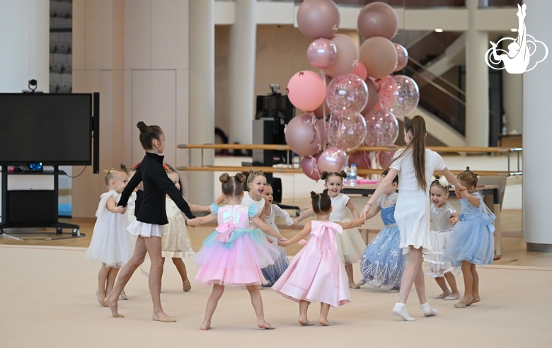 Дошкольницы и гимнастки Академии в преддверии новогодней елки