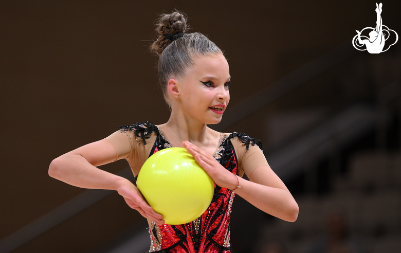 Лия Родионова во время упражнения с мячом