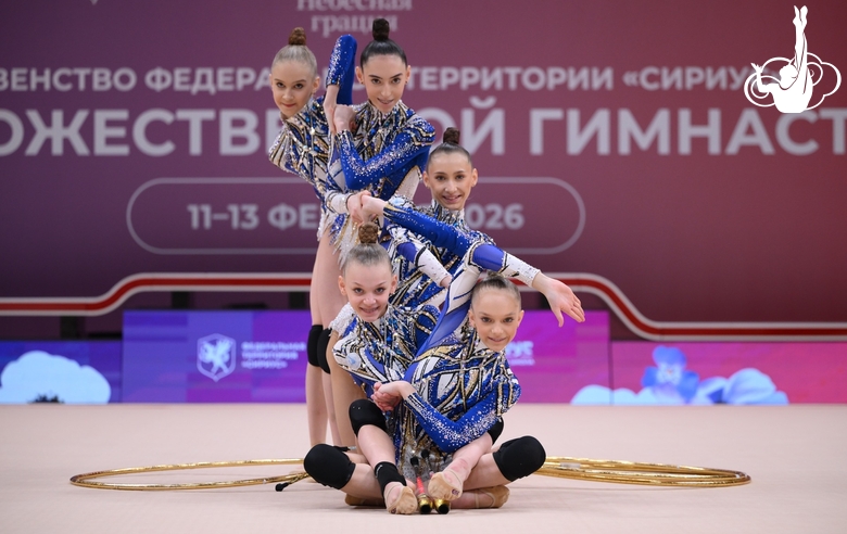 Групповички Академии во время упражнения с обручами