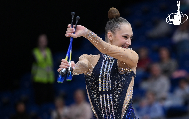 Alina Rechkina during an exercise with clubs