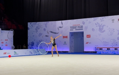 Упражнение Саши Борисовой с обручем от старта к старту становится все насыщеннее и смелее эмоционально