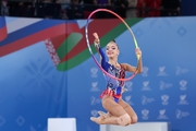 Ксения Савинова во время упражнения с обручем