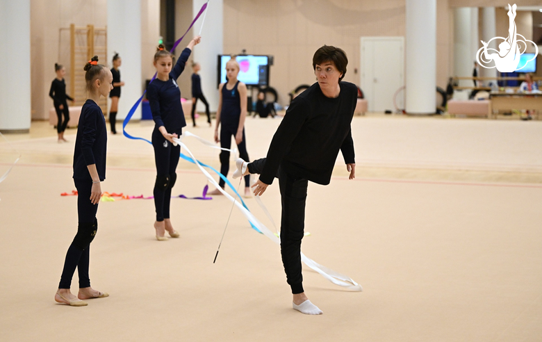 Irina Zenovka is creating a new program for the junior group gymnasts