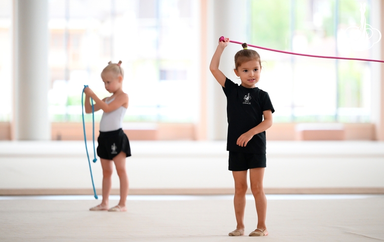 Юные гимнастки во время тренировки