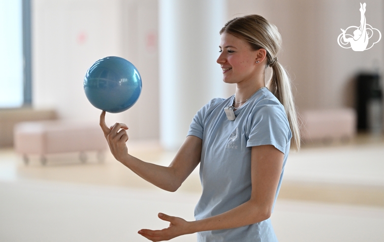 Тренер Елизавета Зорькина проводит мастер-класс для воспитанниц Академии