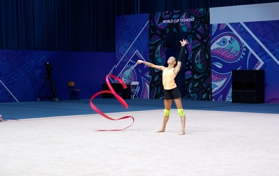 Mariia Borisova and Eva Kononova polish the elements and risks together with the Olympic champion before the start of the World Cup in Tashkent